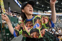 ８月、甲子園球場で〝森下顔Ｔシャツ〟を着用して阪神に声援を送る中江有里（公式Ｘ@yurinbow、インスタグラムyurinbow1226より）