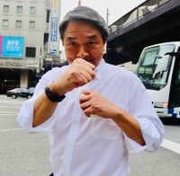ファイティングポーズをとる国民民主党・榛葉賀津也幹事長