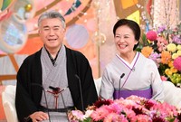 和柄デザイナーの70歳夫（左）と59歳妻＝「新婚さんいらっしゃい！」ⓒABCテレビ
