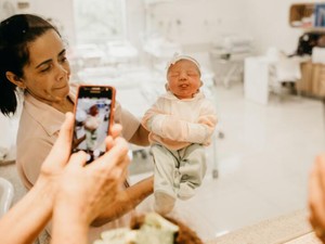 幸せは時に暴力的。友達が赤ちゃんと過ごす投稿を見る勇気がなくて、SNSを閉じた