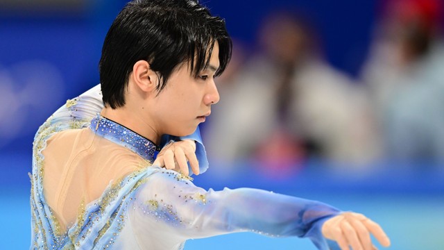 男子ショートプログラムの演技を前に練習する羽生結弦選手