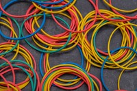 輪ゴムを2本連結させる※画像はイメージです（Paweł Kacperek/stock.adobe.com）