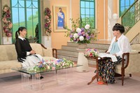 黒柳徹子さん（右）とトークを展開する木村多江さん