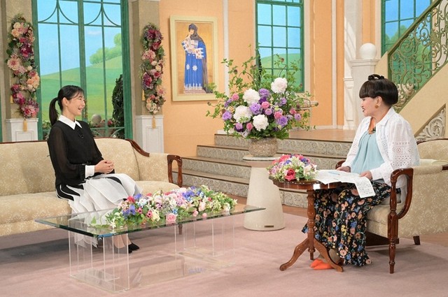 黒柳徹子さん（右）とトークを展開する木村多江さん