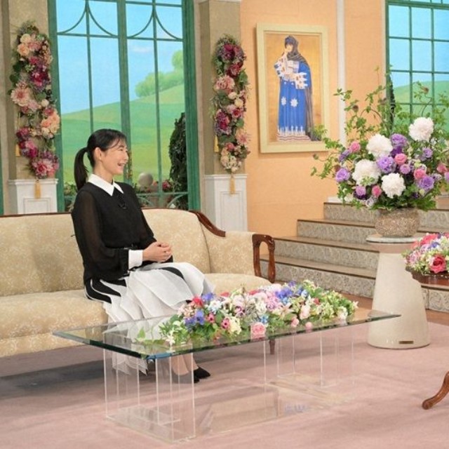 黒柳徹子さん（右）とトークを展開する木村多江さん
