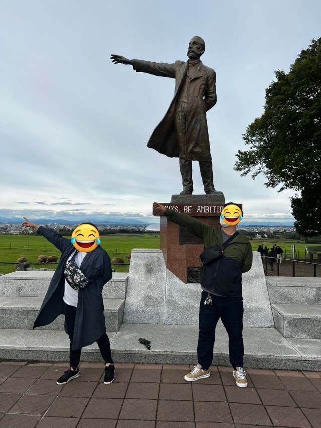 北海道開拓の父・クラーク博士像の前で ※ぽにょさん提供