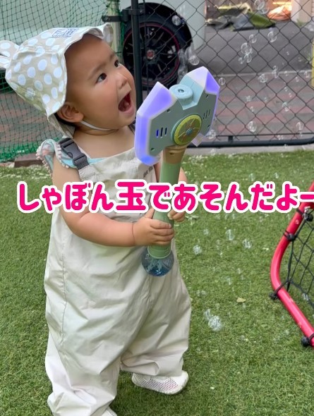 しゃぼん玉遊びでご機嫌！（提供：＠miyasaya2024さん）
