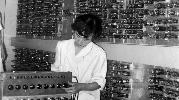 壁に真空管びっしり……国産初のコンピューター