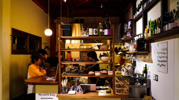京都“パン飲み”の店で、ワインとパンと料理を