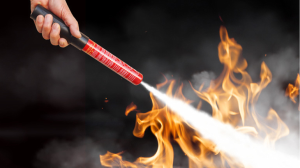 噴射100秒も！万一の備えに非粉末消火器が登場