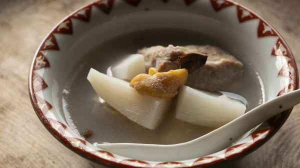 主役はスペアリブ　食べ応えのある薬膳スープ