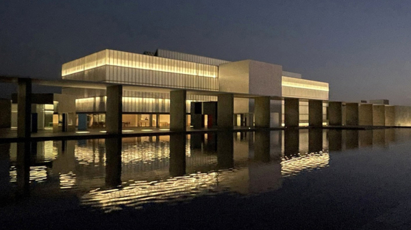 名匠の建築と圧倒的な巨大アート　豊田市美術館