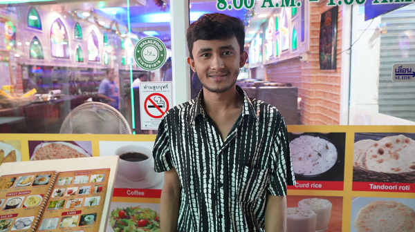 タイのインド料理店　店員はネパール系ミャンマー人