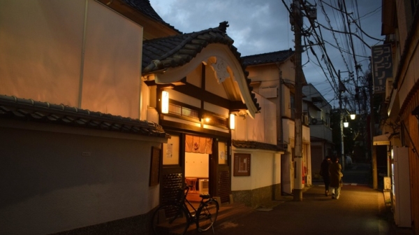 路地に残る宮造り銭湯の再生　東京・中野「天神湯」