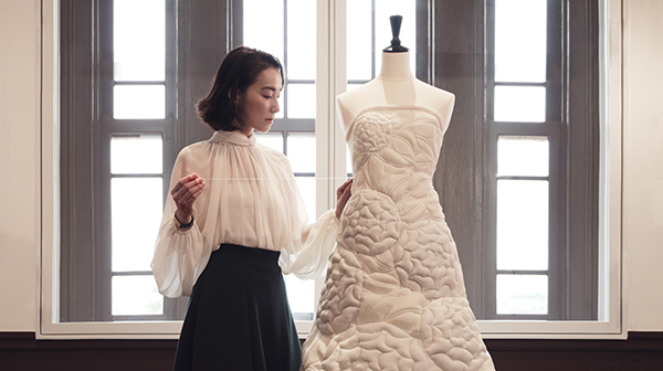 篠原ともえさんが着想を得た「光」の花瓶