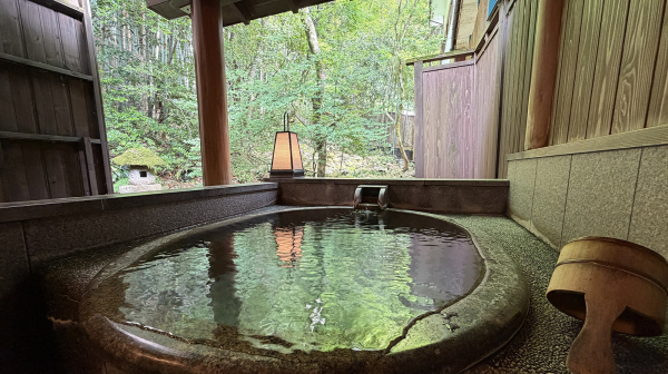 たまった疲れをぬるめの温泉で癒やす「角屋旅館」