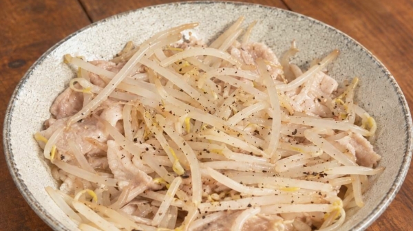 包丁いらず「豚バラともやしの重ね蒸し」レシピ
