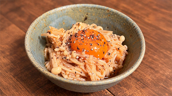 甘辛だれと卵黄でごはんが進む「えのきのユッケ」