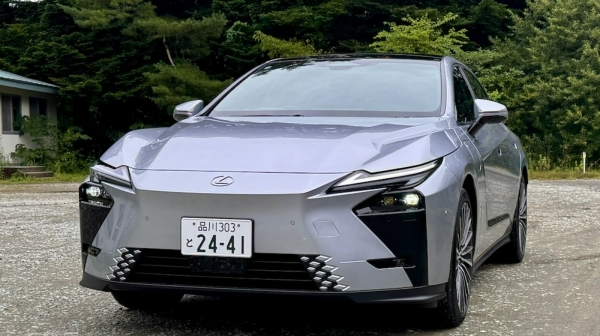 レクサスの新型「ES」　新時代告げるセダンの特長は