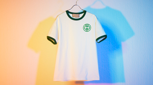 オールドスクールなたたずまいが映るグッチのTシャツ。