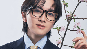 俳優・板垣李光人が知性漂う眼鏡で演じる「微笑む男」
