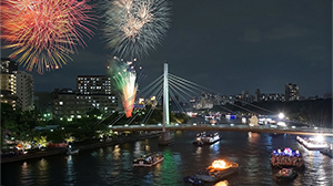 天神祭の花火を、船上の特等席から楽しむぜいたく