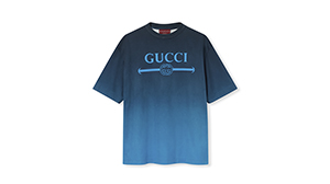 グッチのTシャツで魅せる、ロゴが放つ存在感