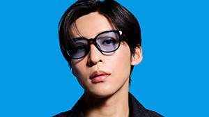 目黒 蓮が「Zoff」新CMで自然体のサングラス姿披露