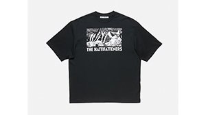 ムーミンの奥行きある世界を、アクネのＴシャツでまとう