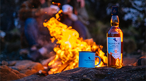 スカイ島の海に育まれたタリスカーと小説の特別時間