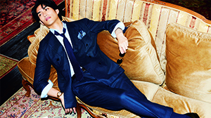 着崩れても輝くネイビースーツの圧倒的な存在感