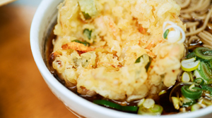 キャンプインし、ユニホーム姿を披露する楽天の星野仙一監督＝2011年2