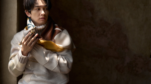 俳優・町田啓太、エルメスのスカーフで秋の仕度を。
