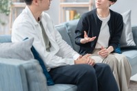 もし結婚前の自分に戻れるとしたら…　※画像はイメージです（naka/stock.adobe.com）