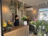 ”自分のお城”である店内にて（提供：花・色・デザイン研究所　えはらはるこさん）
