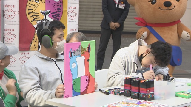 2026年の干支「馬」の絵を描いた自閉スペクトラム症の双子アーティスト　販売初日イベント　高松市丸亀町