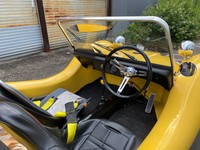 シンプルにも程がある運転席まわり。遊園地の乗り物感たっぷりです。