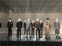 さまざまなスタイルの男性用スーツが一堂に