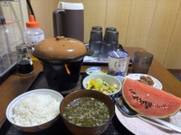 ある日の食事風景。奥にはクールピッチャーとコップ＝「こんでんえいねんしざいほう」さんのX（@hiroju5555）より