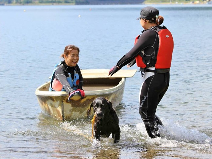 ボートにつないだロープを引っ張り、もうすぐ岸までたどり着くところ（前村さん提供）