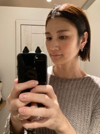 抗がん剤治療後の髪について「切った切った」「毛先もバッサリいきました。さっぱりー」とつづることも（古谷恵さんの公式Xから）