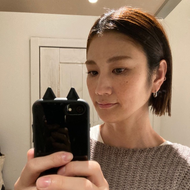 抗がん剤治療後の髪について「切った切った」「毛先もバッサリいきました。さっぱりー」とつづることも（古谷恵さんの公式Xから）