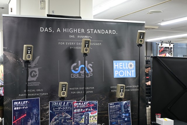 レーザーシステム。緑色の光が灯ったターゲットを撃つと、ガラスが割れる音と同時に窓が赤く光ります
