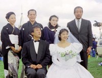（前列左から）岩城滉一、美保純（後列左から）清水まゆみ、地井武男さん、中島朋子、田中邦衛さん＝1991年