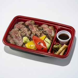 「グランスタ東京」の店長101人が太鼓判！東京駅限定“推し弁当”ランキング10【第10位】山形県産雪降り和牛尾花沢サーロイン・リブロースステーキ重