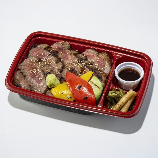 「グランスタ東京」の店長101人が太鼓判！<br>東京駅限定“推し弁当”ランキング10<br>【第10位】山形県産雪降り和牛尾花沢サーロイン・リブロースステーキ重