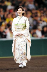 2014年の日本シリーズで国歌を独唱したティーナ・カリーナ