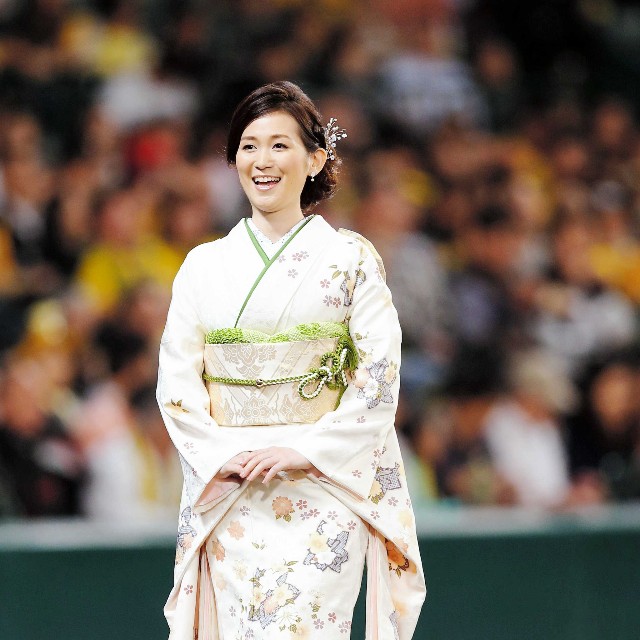 2014年の日本シリーズで国歌を独唱したティーナ・カリーナ