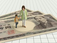 紙幣と親子※画像はイメージです（sh240/stock.adobe.com）