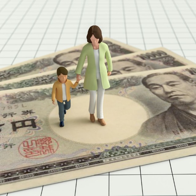 紙幣と親子※画像はイメージです（sh240/stock.adobe.com）